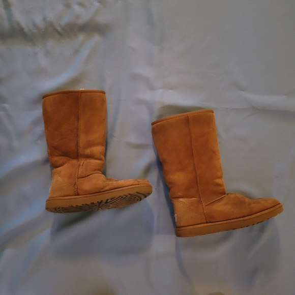 Uggs tan boots size 7 - Picture 6 of 8